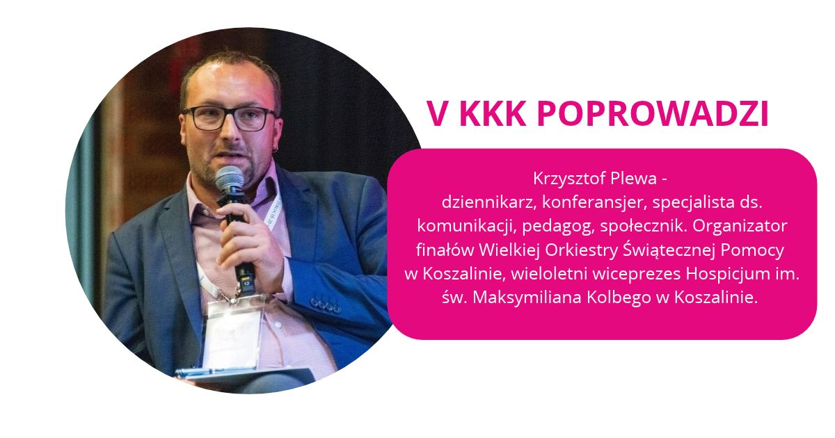 V KKK poprowadzi Krzysztof Plewa – dziennikarz, konferansjer, specjalista ds. komunikacji, pedagog, społecznik. Organizator finałów Wielkiej Orkiestry Świątecznej Pomocy w Koszalinie, wieloletni wiceprezes Hospicjum im. św. Maksymiliana Kolbego w Koszalinie. Na zdjęciu mówi do mikrofonu podczas panelu.
