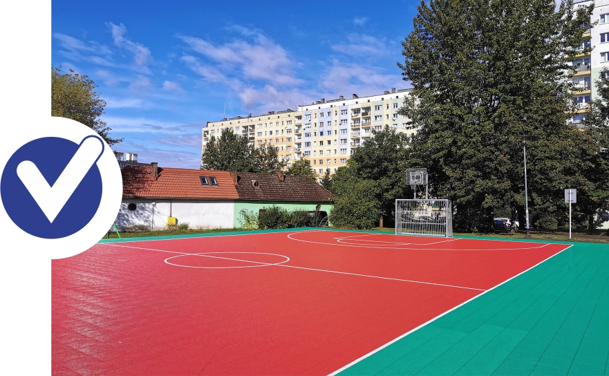fotografia przedstawiająca boisko sportowe na jednym z osiedli w Koszalinie