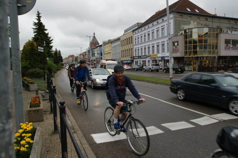 Ambasador USA jedzie rowerem po koszalińskiej ulicy