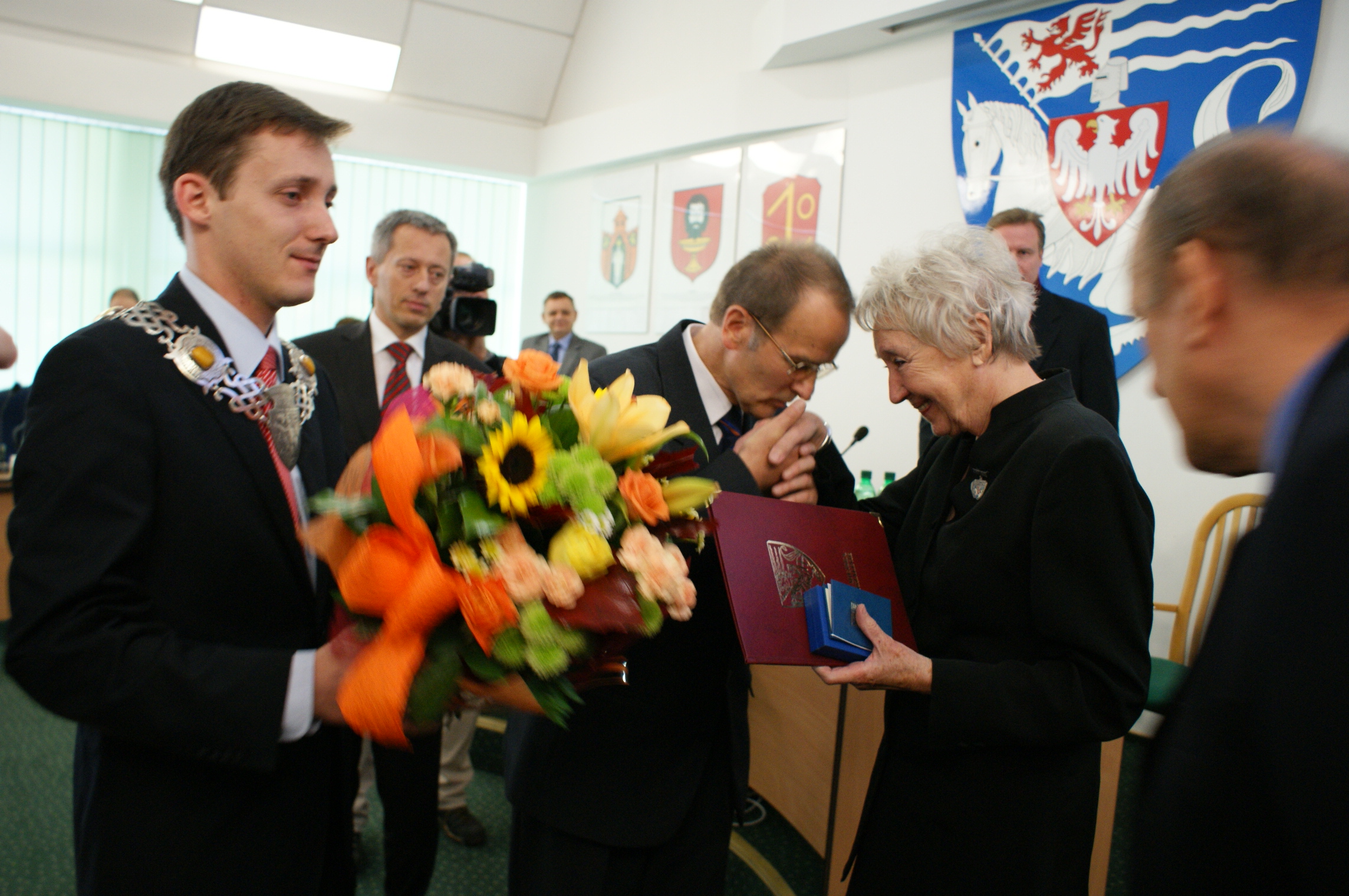 Wręczenie medalu "Za zasługi dla m. Koszalina" w 2009 roku
