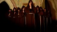 zdjęcie przedstawia wokalistów grupy Gregorian Grace w strojach średniowiecznych mnichów