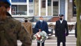 Na zdjęciu znajduje się Prezydent Koszalina składający wiązankę pod pomnikiem