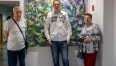 Artysta Marek Kuderko z rodzicami na tle swoich prac