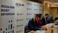 Zdjęcie z konferencji prasowej na którym znajduje Sekretarz Miasta Tomasz Czuczak, rzecznik prasowy Urzędu Miejskiego w Koszalinie oraz osoby odpowiedzialne za prowadzenie Budżetu Obywatelskiego w Koszalinie