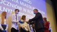 Na zdjęciu znajduje się prezydent Miasta Piotr Jedliński wręczający nagrody dla najlepszych uczniów z koszalińskich szkół