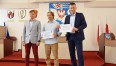 Na zdjęciu znajduje się Sekretarz Miasta Koszalina Tomasz Czuczak oraz przedstawiciele zwycięskich rad osiedli, którzy odebrali nagrody.