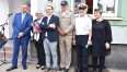 Na zdjęciu znajduje się rodzina pisarza wraz z Prezydentem Miasta Piotrem Jedlińskim