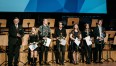 Prezydent Miasta z laureatami na scenie Filharmonii Koszalińskiej