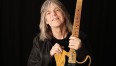 Na zdjęciu Mike Stern z gitarą