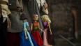 Zdjęcie przedstawia trzy marionetki w strojach księżniczek