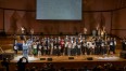 Na zdjęciu widać grono laureatów w centralnej części sceny Filharmonii Koszalińskiej.