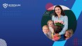 Nauczycielka przytulana przez grupkę uczniów