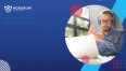Szkolenie online - mężczyzna rozmawiający przez słuchawki do ekranu laptopa na szkoleniu online