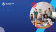 Zespół młodych ludzi pracujący nad wspólnym projektem