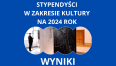 Grafika na niebieskim tle przedstawia biały napis "Stypendyści w zakresie kultury. Wyniki" oraz fragment zdjęcia z wystawy przedstawiający minimalistyczne obrazy.