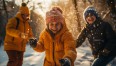 Na zdjęciu znajdują się uśmiechnięte dzieci, cieszące się zimową pogodą. 