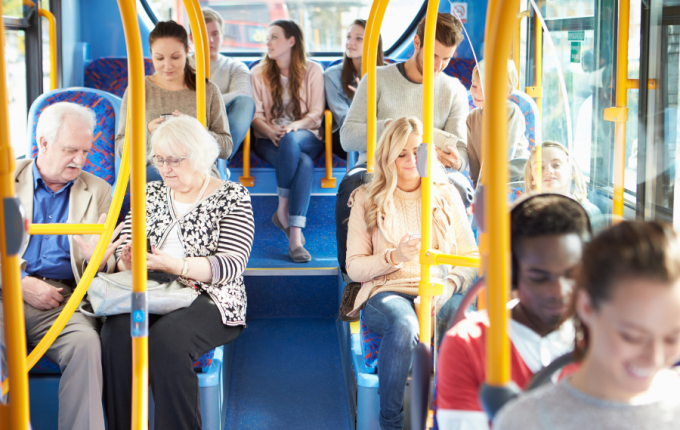 zdjęcie - osoby siedzące w autobusie
