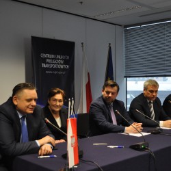 Uroczyste podpisanie umowy o dofinansowanie przez Skarbnika Miasta Panią Janinę Ciesiołkiewicz oraz Prezydenta  Pana Piotra Jedlińskiego w dniu 6 grudnia 2016 roku w Warszawie w Centrum Unijnych Projektów Transportowych