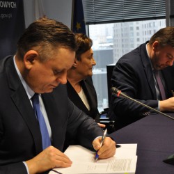 Uroczyste podpisanie umowy o dofinansowanie przez Skarbnika Miasta Panią Janinę Ciesiołkiewicz oraz Prezydenta  Pana Piotra Jedlińskiego w dniu 6 grudnia 2016 roku w Warszawie w Centrum Unijnych Projektów Transportowych
