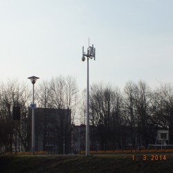 Monitoring oraz WiFi zamontowane na słupie w okolicach boiska przy ul. Gałczyńskiego