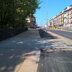 Budowa drogi  rowerowej wzdłuż ulicy Zwycięstwa na odcinku Empiku do ronda J. Stawisińskiego. Na ulicy znajduje się jedno auto w kolorze srebrnym.