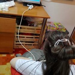 obrazek w kolorze przedstawiający dziewczynkę siedzącą w fotelu w pokoju wpatrzaną w komputer, na ekranie komputera kolorowy obrazek (zajęcia w SOSW)