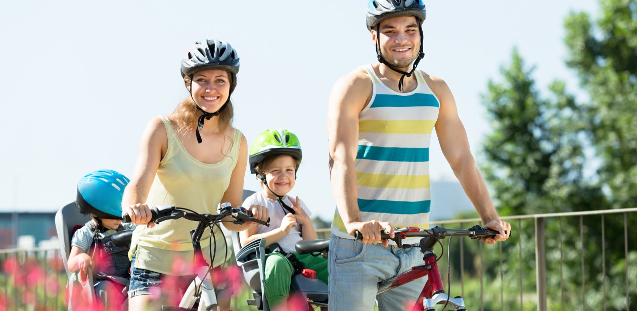 czteroosobowa rodzina jeżdżąca na rowerach