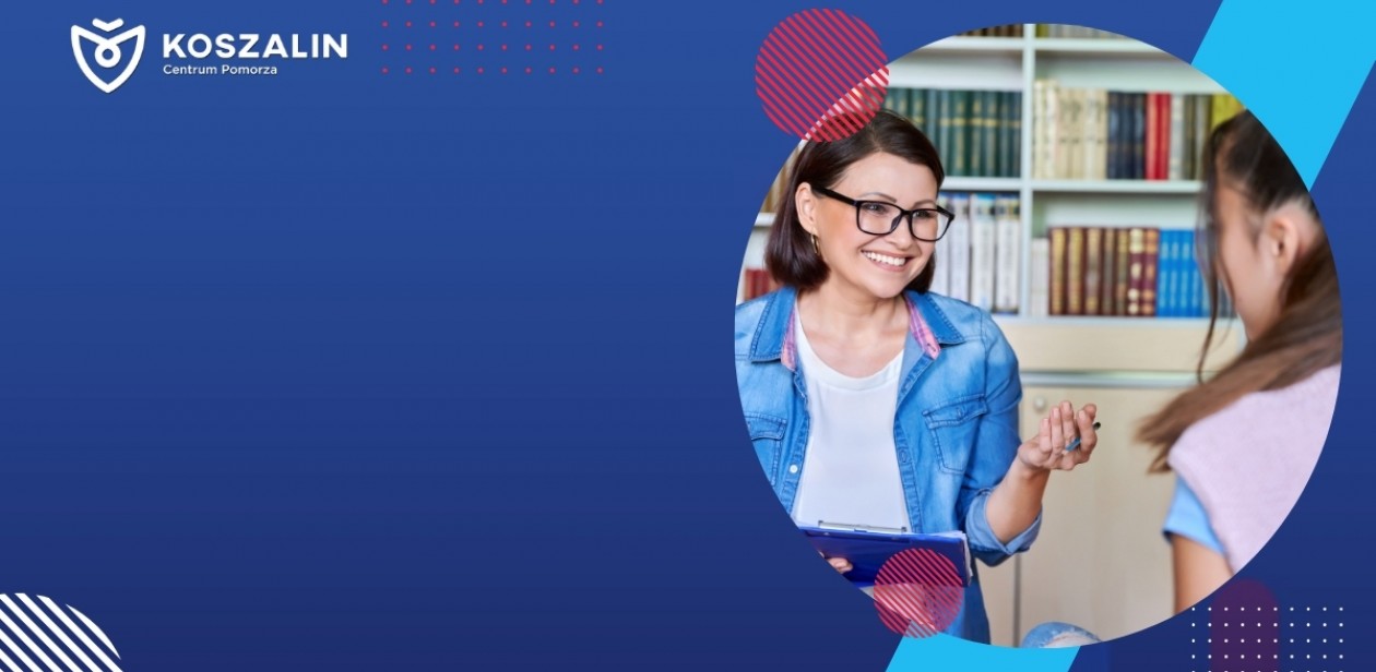 Pracownik Socjalny - uśmiechnięta kobieta w okularach