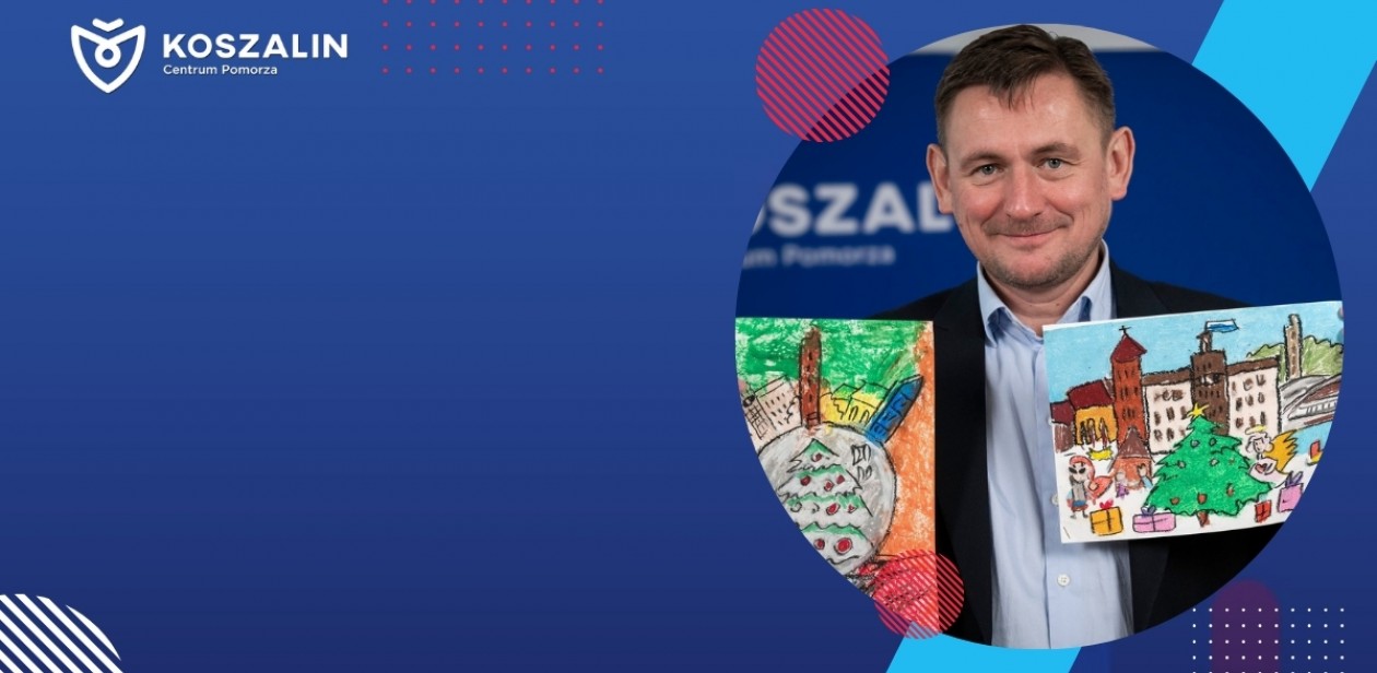 Prezydent Koszalina trzymający w ręku dwie zwycięskie kartki bożonarodzeniowe