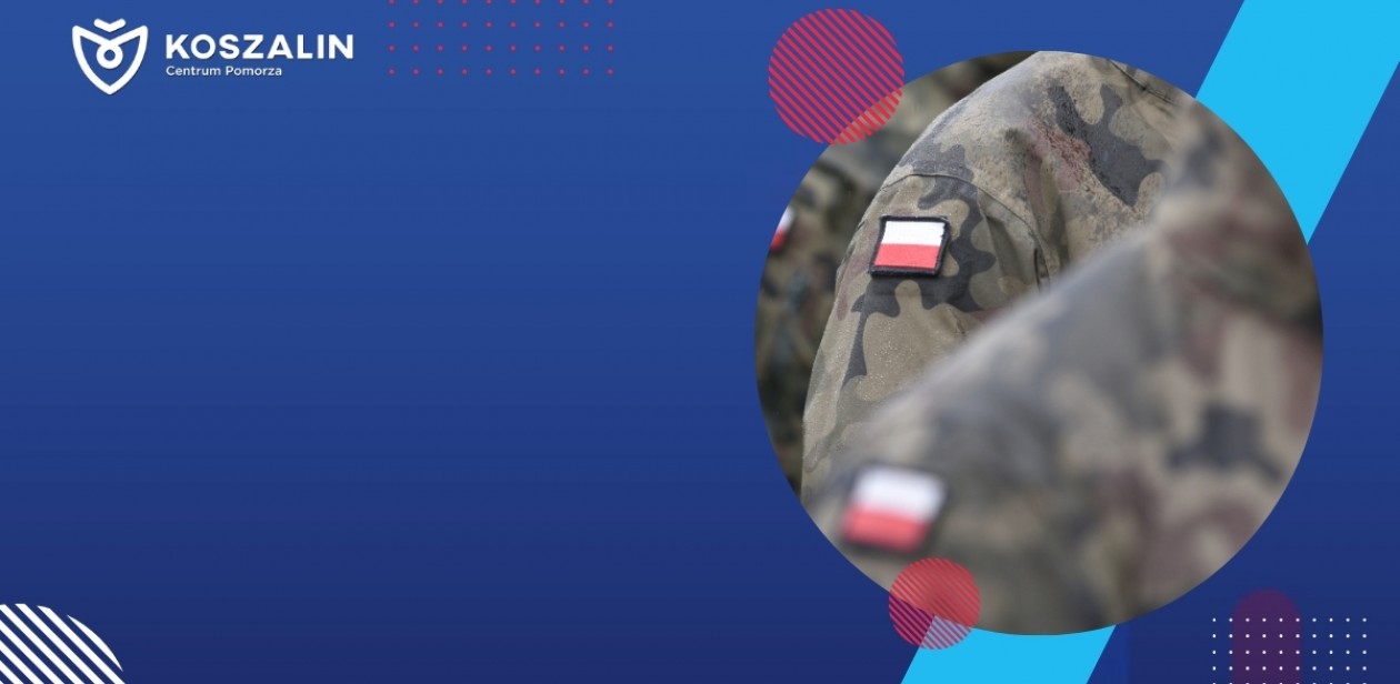 na zdjęciu widnieją osoby ubrane w mundury z flagą polski 