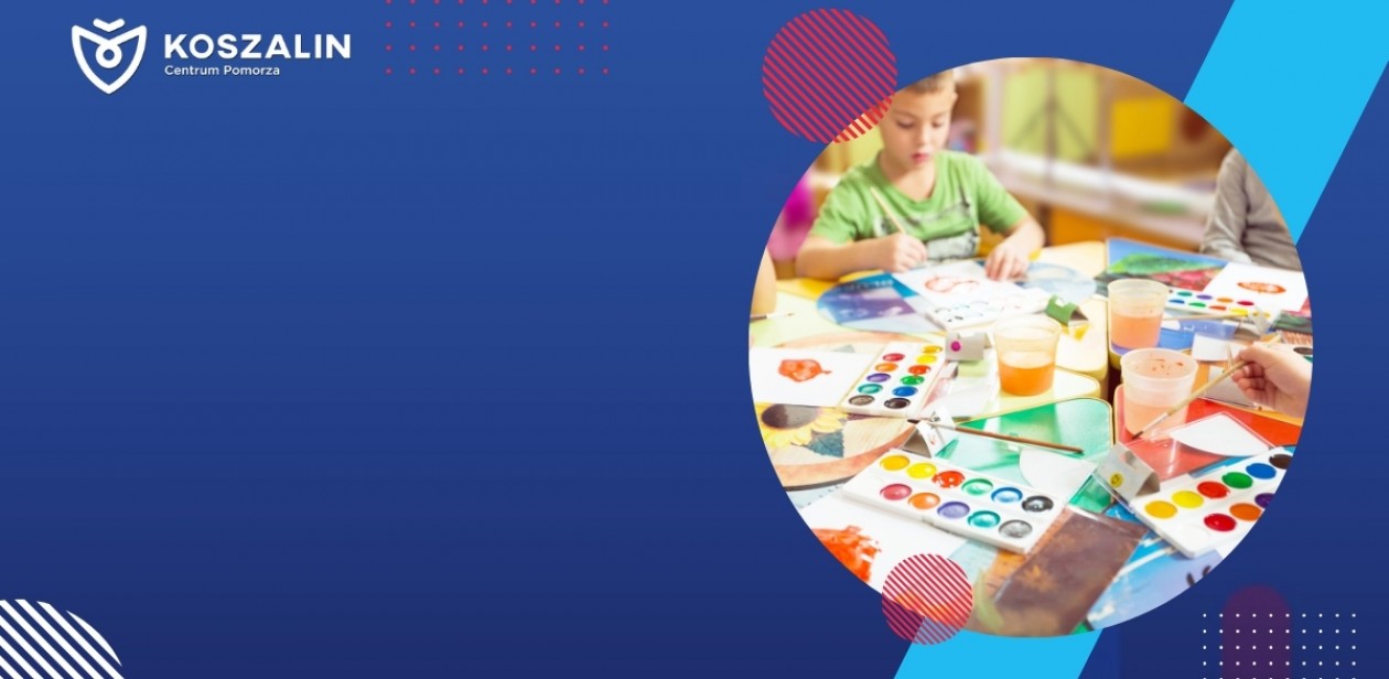 Dzieci malujące farbami