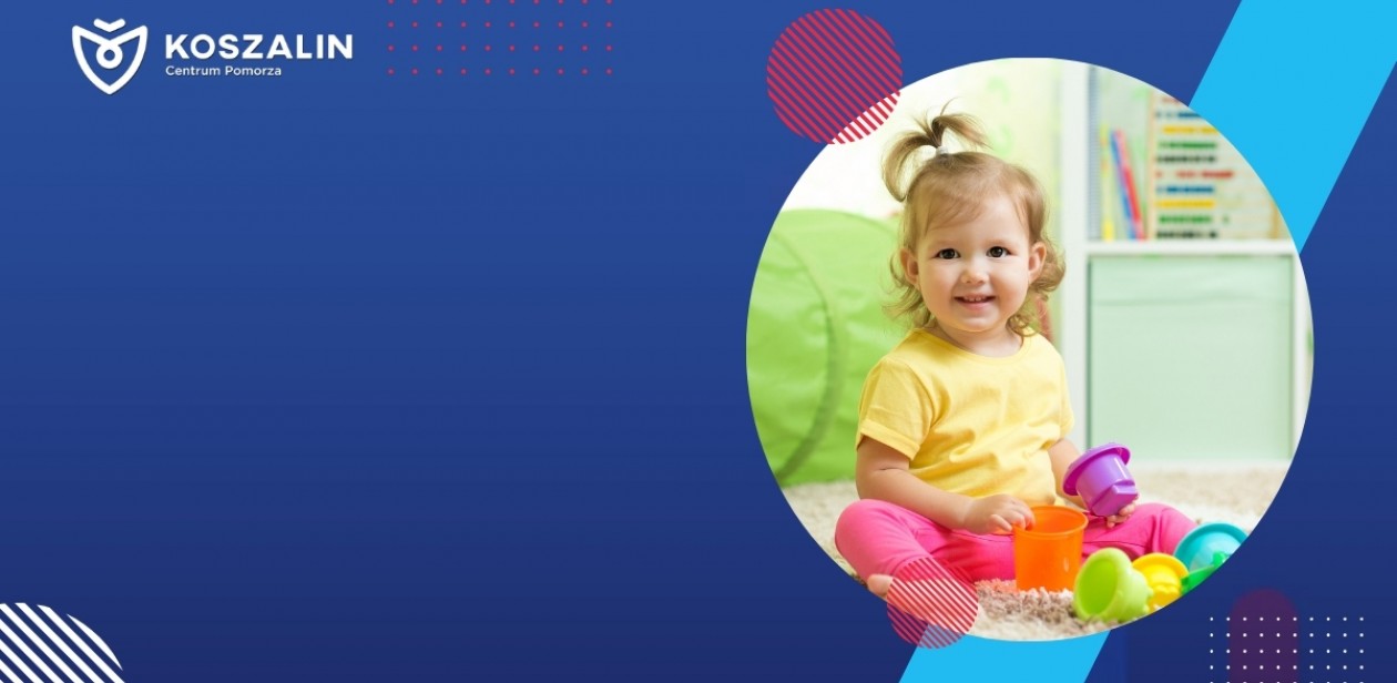 Mała uśmiechnięta dziewczynka w żłobku