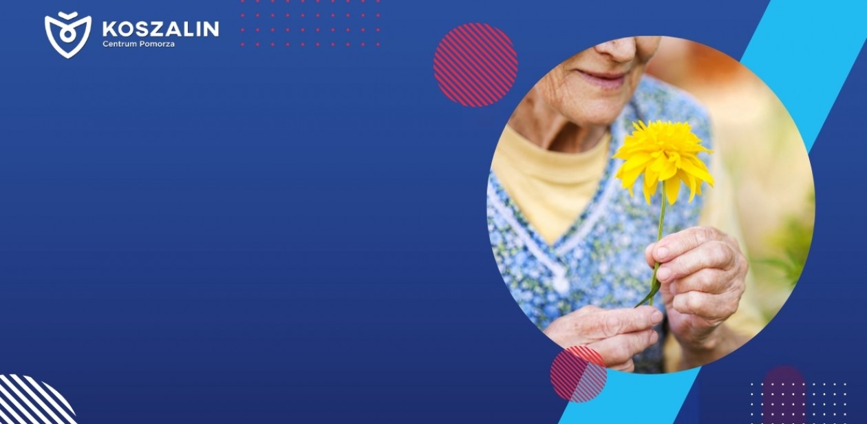 seniorka trzymająca w dłoni kwiat