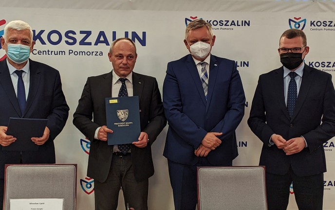 Na zdjęciu znajduje się prezydent Miasta Piotr Jedliński, Zastępca Prezydenta Andrzej Kierzek, Paweł Szefernaker oraz wykonawca. 