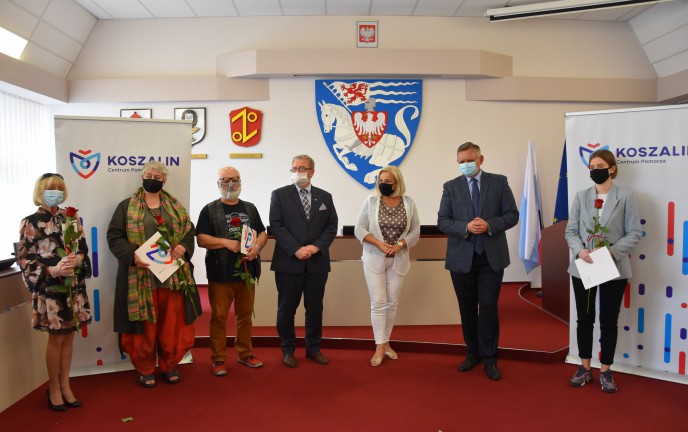 Na zdjęciu widoczny jest Prezydent Miasta Piotr Jedliński, Zastępca Prezydenta Miasta Przemysław Krzyżanowski oraz tegoroczni stypendyści
