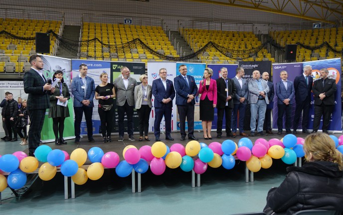 Na zdjęciu znajdują się przedstawiciele ważnych firm i instytucji w Koszalinie, którzy stoją na scenie.