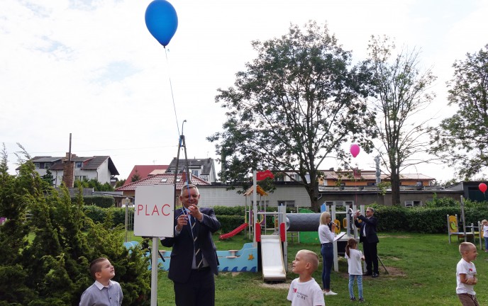 Na zdjęciu znajduje się Ogród Zabaw otwierany przez Prezydenta Miasta Koszalina