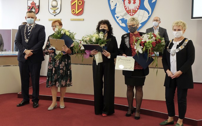 Na zdjęciu znajduje się Prezydent Miasta Koszalina, Wiceprzewodnicząca Rady Miejskiej w Koszalinie oraz medalistki
