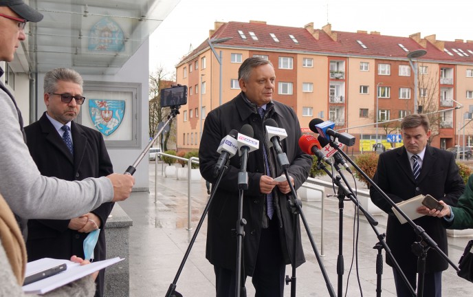 Prezydent Miasta Piotr Jedliński oraz Sergiusz Karżanowski podczas konferencji prasowej prze budynkiem Urzędu Miejskiego w Koszalinie