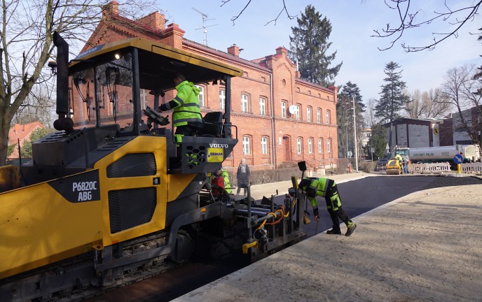 Na zdjęciu znajduje się sprzęt podbudowujący asfalt przy ulicy Głowackiego w Koszalinie