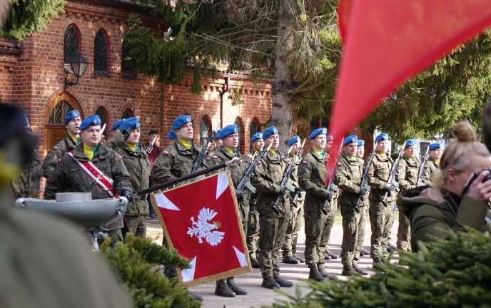 Na zdjęciu znajdują się żołnierze 