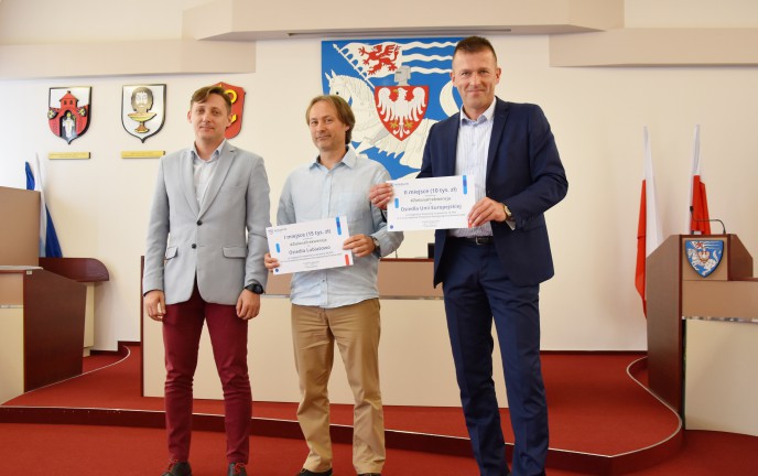 Na zdjęciu znajduje się Sekretarz Miasta Koszalina Tomasz Czuczak oraz przedstawiciele zwycięskich rad osiedli, którzy odebrali nagrody.