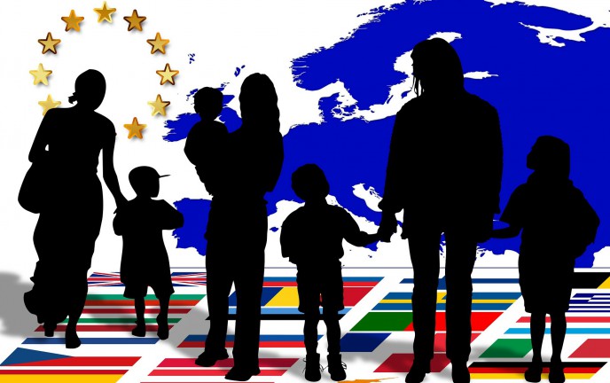 Czarne postacie dzieci i dorosłych trzymających się za ręce i kobiety trzymającej dziecko na rękach na tle niebieskiej mapy europejskiej i w lewym roku z logiem Unii Europejskiej: 12 złotych gwiazdek w kole