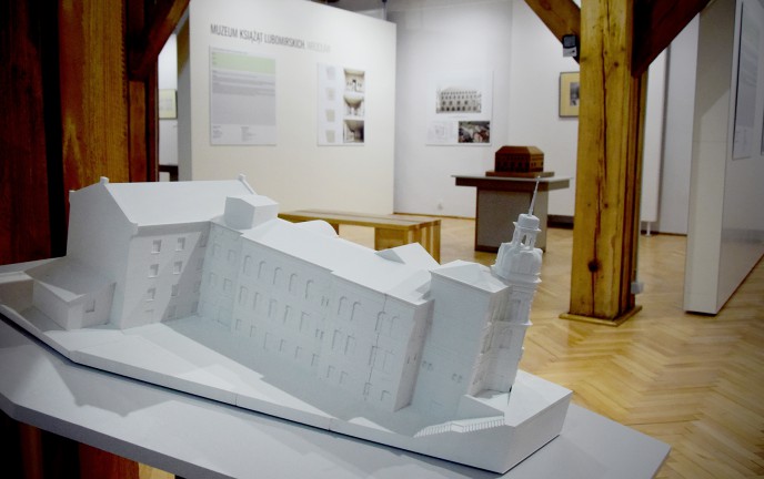 Zdjęcie przedstawia białą makietę budynku Muzeum w Koszalinie