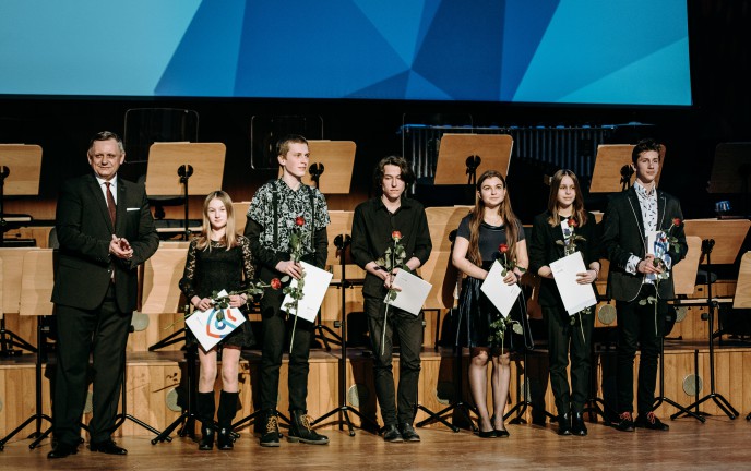 Prezydent Miasta z laureatami na scenie Filharmonii Koszalińskiej