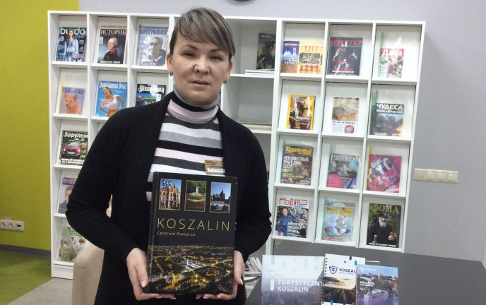 Na zdjęciu jest pracownik Centrum Społeczno-Kulturalnego "Teffi" Nadieżda Zagajnova z Albumem Koszalina.