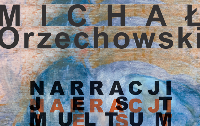 Grafika na tle w kolorach błękitu i beżu przedstawia czarny napis "Michał Orzechowski. Narracji jest multum".