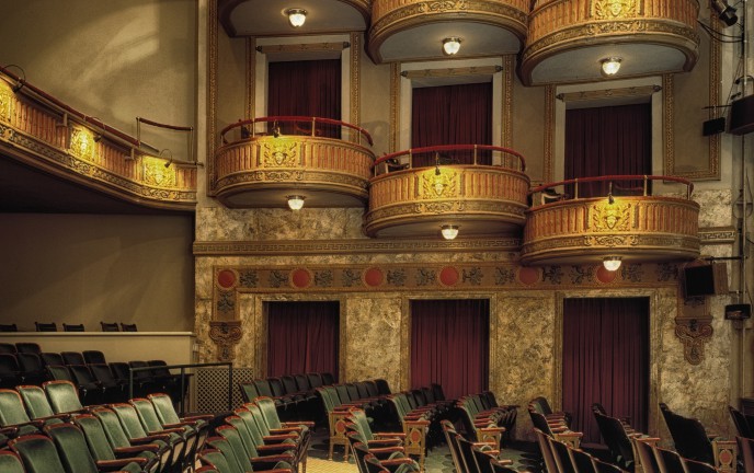 Zdjęcie przedstawia puste fotele znajdujące się w teatrze
