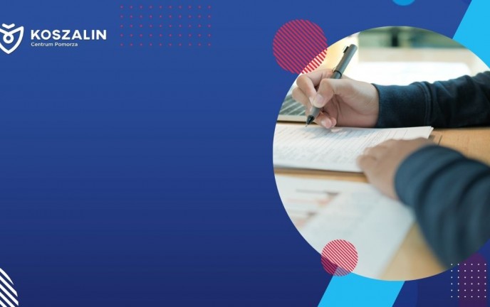 Na grafice znajduje się osoba wypełniająca wniosek.