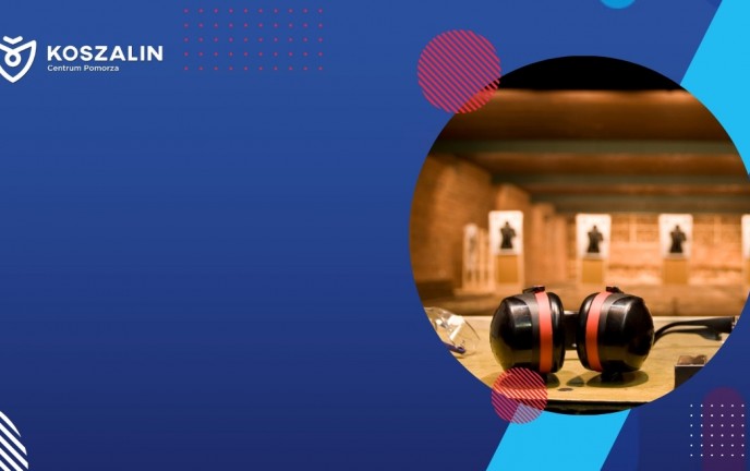 Na grafice znajdują się cele oraz słuchawki wygłuszające na strzelnicy.